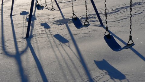 Качели, снег, тень