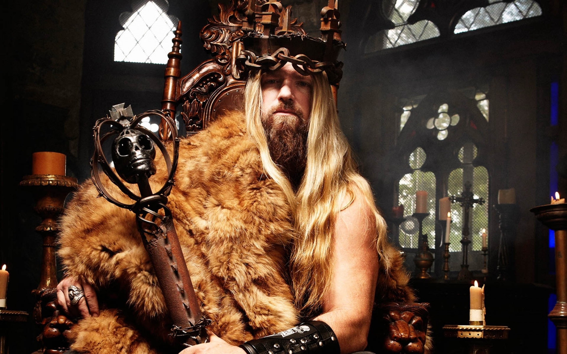 Картинки Zakk wylde, трон, мех, свечи, окна фото и обои на рабочий стол