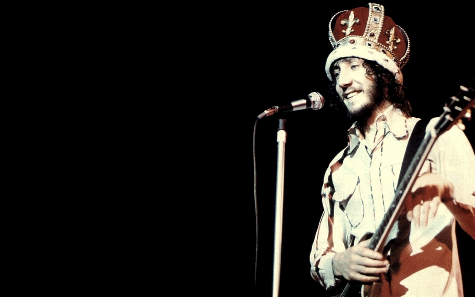 Картинки Pete townhend, корона, гитара, микрофон, улыбка фото и обои на рабочий стол