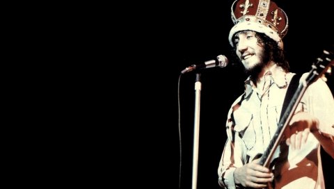 Pete townhend, корона, гитара, микрофон, улыбка