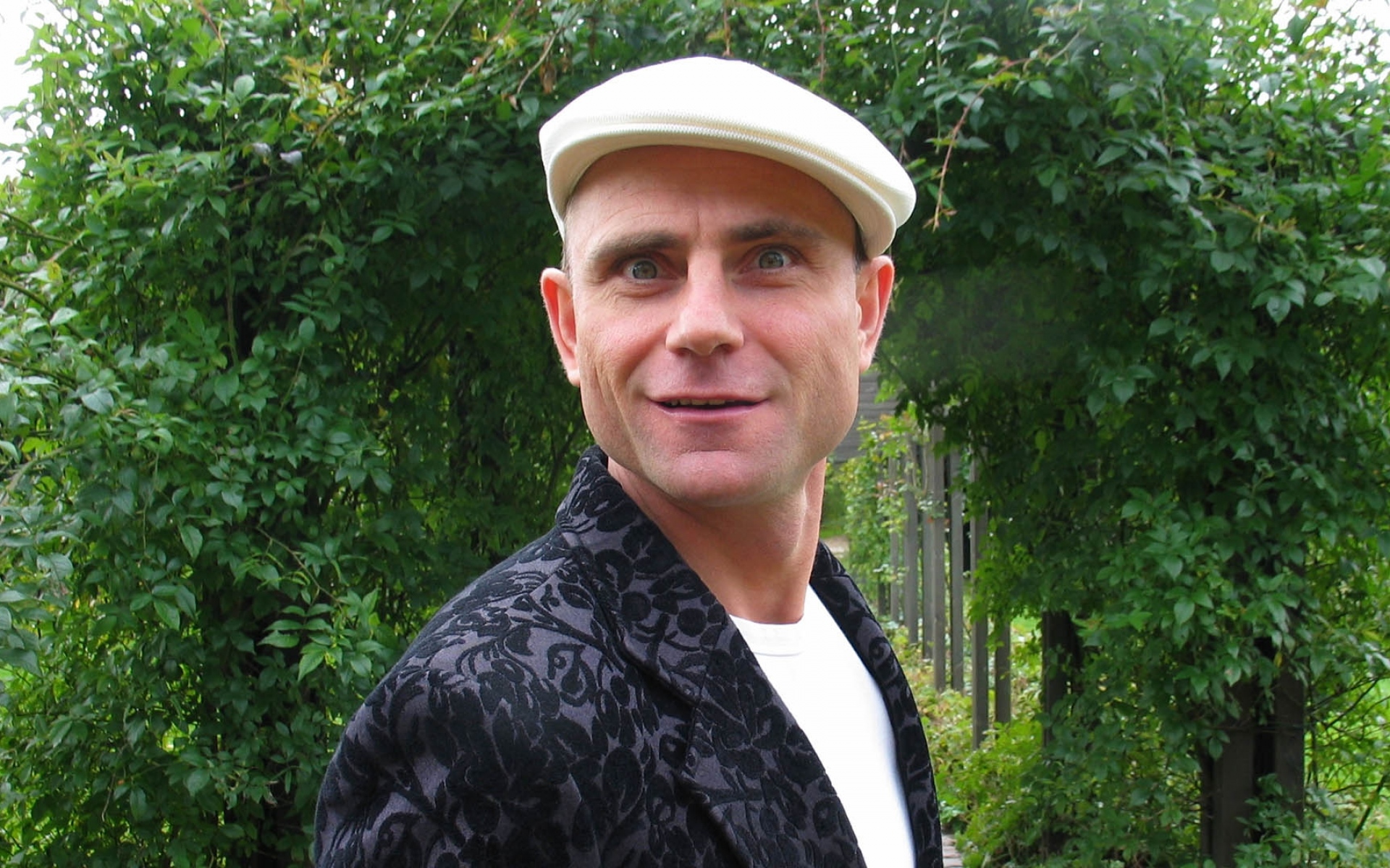 Картинки Peter wahlbeck, куртка, на улице, зеленый, взгляд фото и обои на рабочий стол