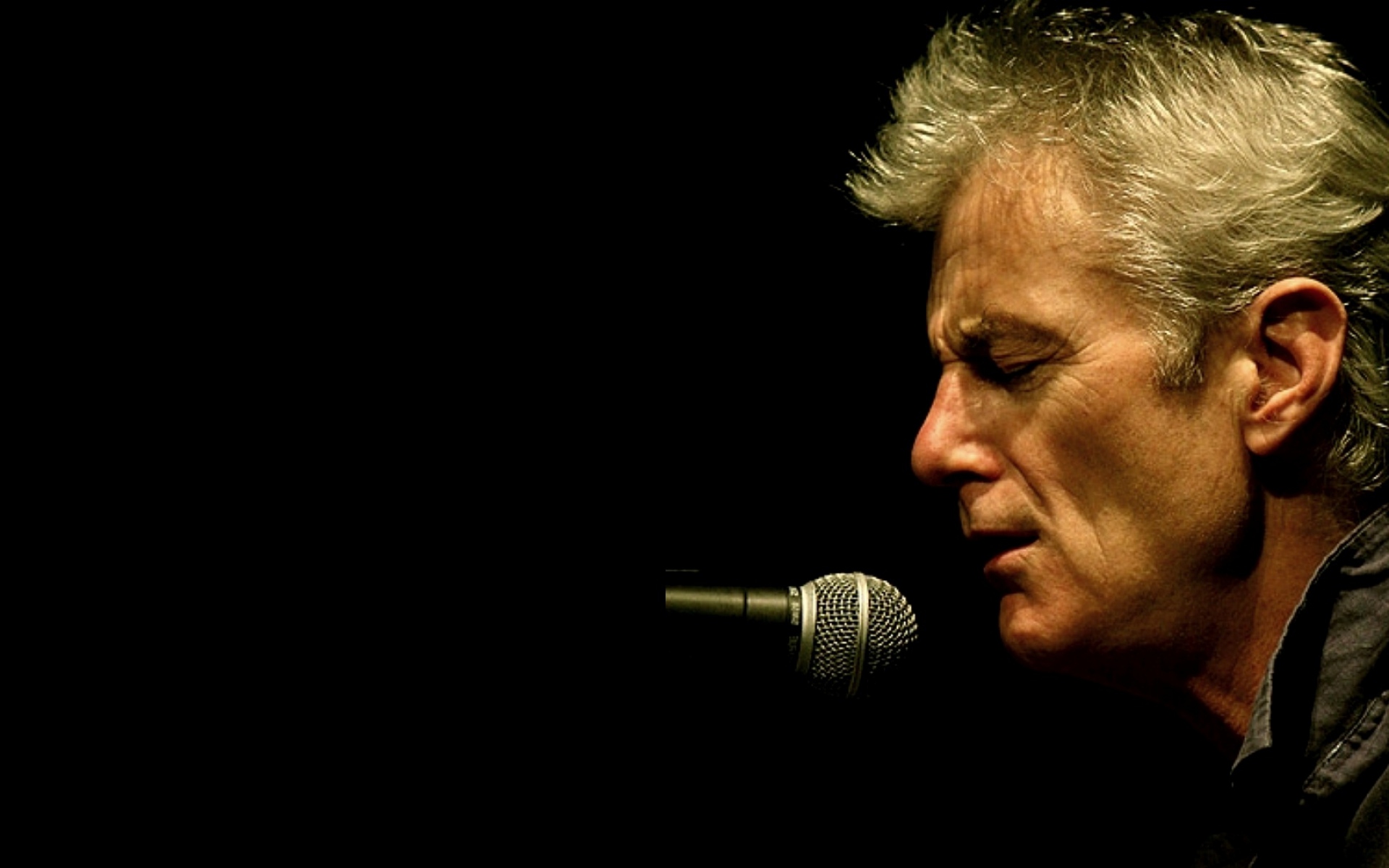 Картинки Peter hammill, микрофон, лицо, шоу, свет фото и обои на рабочий стол