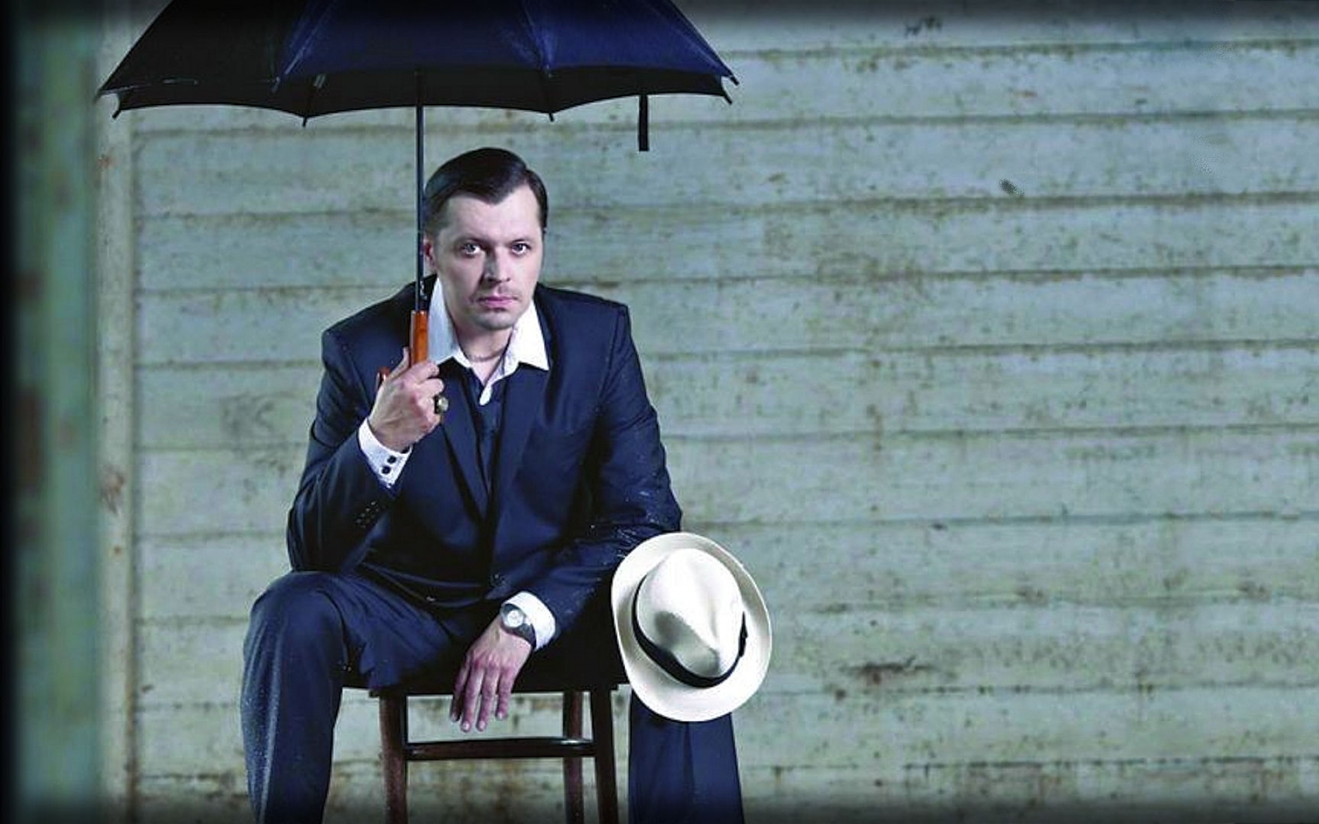 Картинки Krzysztof килянски, зонтик, костюм, рубашка, шляпа фото и обои на рабочий стол