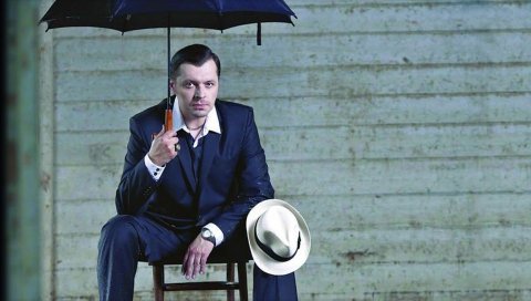 Krzysztof килянски, зонтик, костюм, рубашка, шляпа