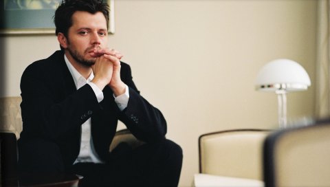 Krzysztof kiljanski, костюм, рубашка, отель, лампа