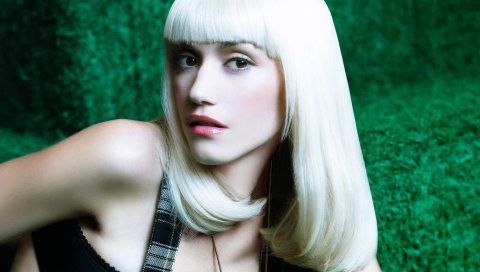Gwen stefani, блондинка, губы, трава, взгляд