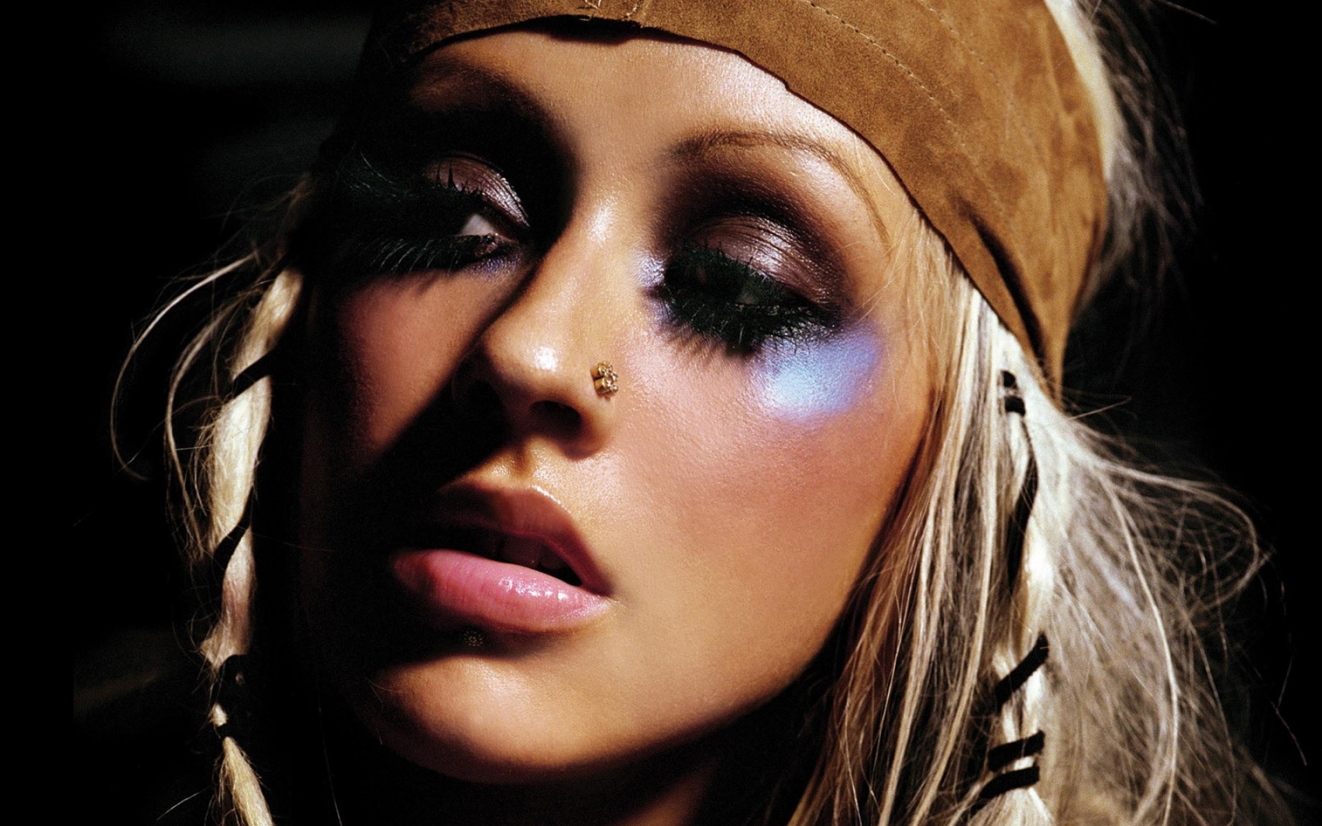 Картинки Christina aguilera, лицо, макияж, пирсинг, губы фото и обои на рабочий стол