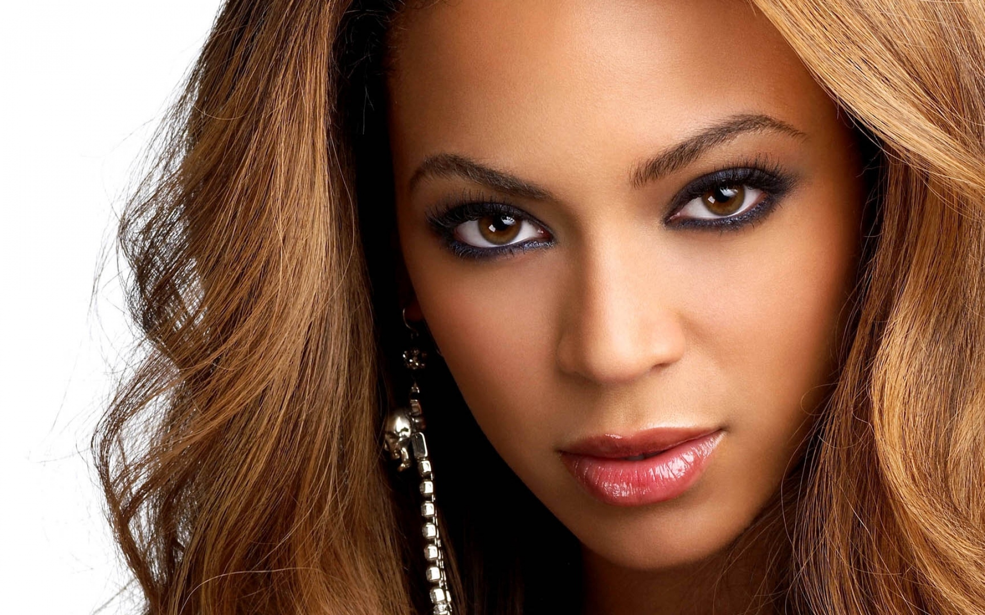 Картинки Beyonce, лицо, макияж, серьги, волосы фото и обои на рабочий стол