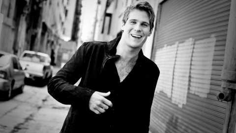Basshunter, улица, улыбка, куртка, автомобили