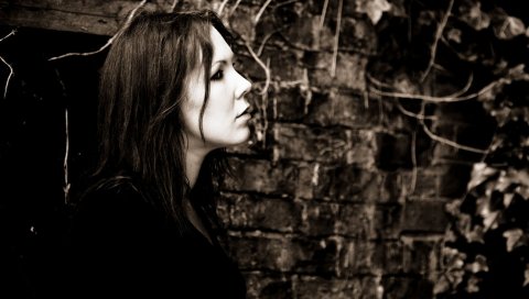 Thea gilmore, девушка, стена, взгляд, листва