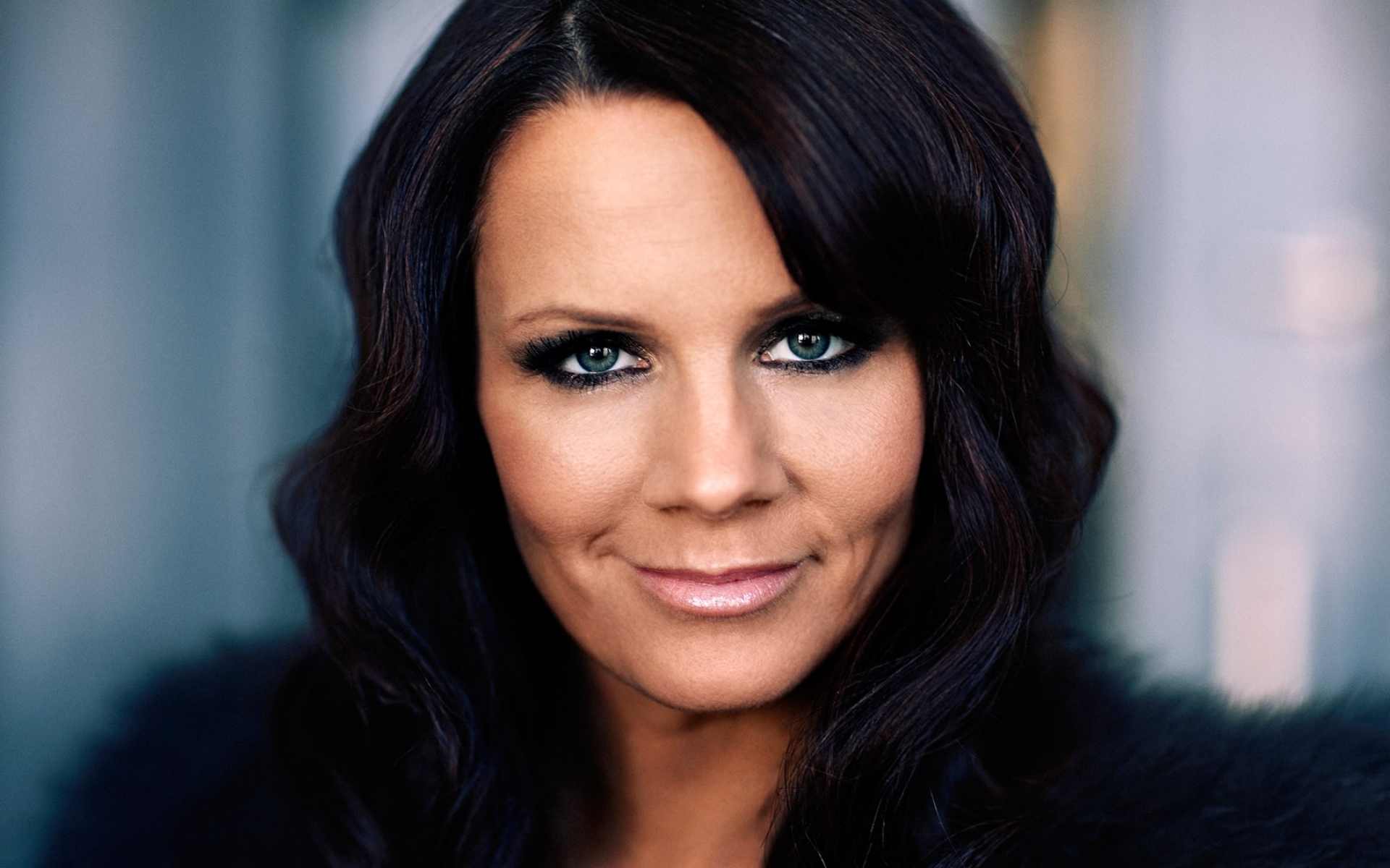 Картинки Lena philipsson, девушка, улыбка, брюнетка, мех фото и обои на рабочий стол