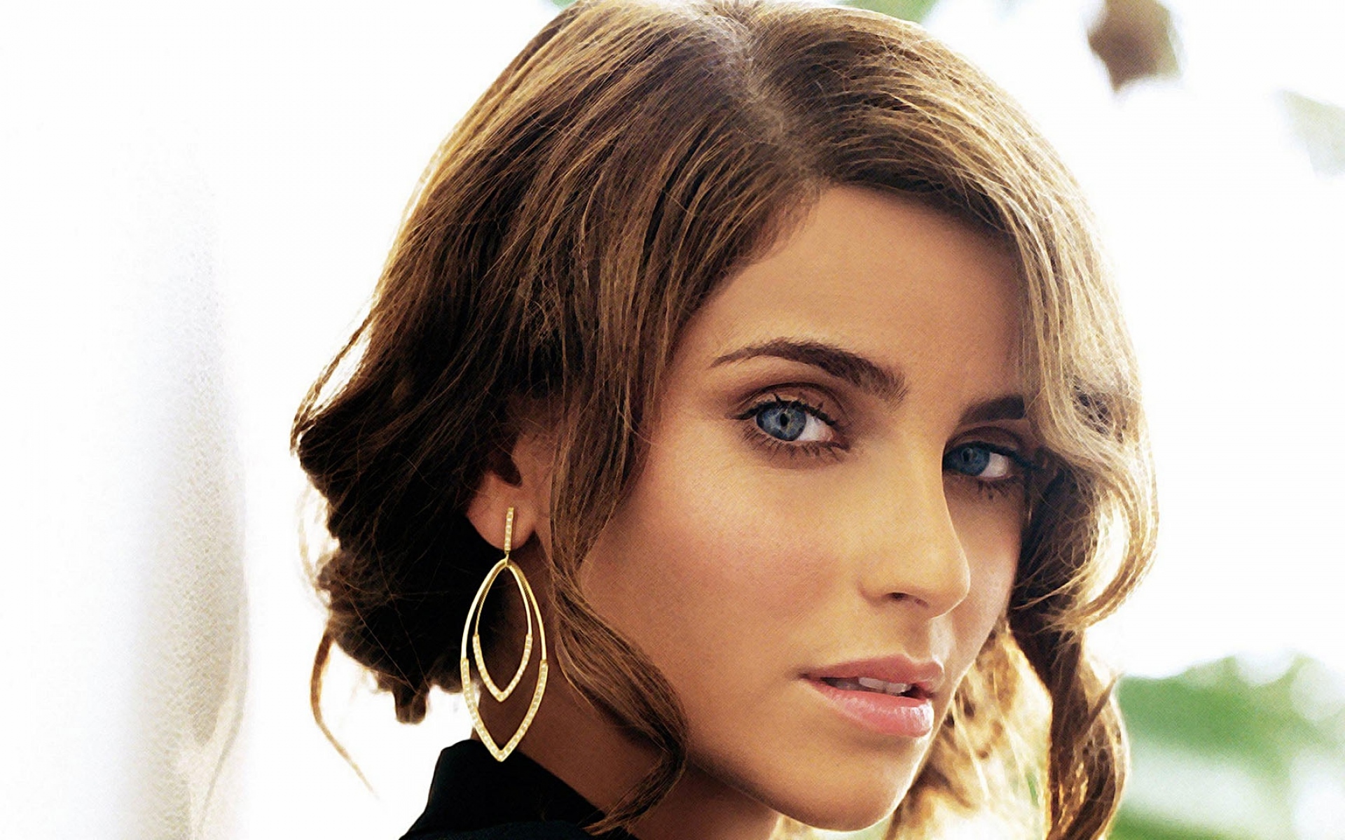 Картинки Nelly furtado, стрижка, серьги, девушка, глаза фото и обои на рабочий стол