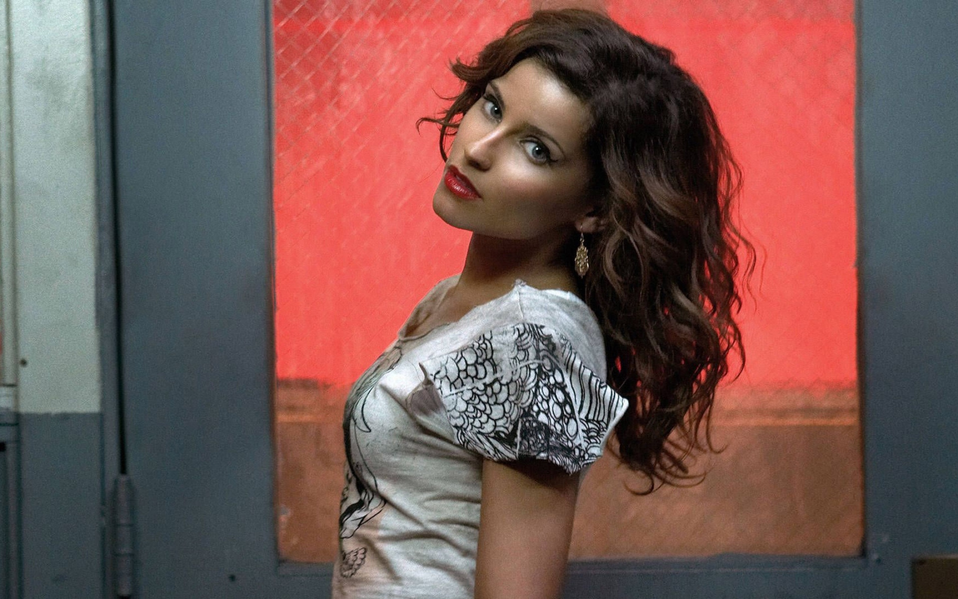 Картинки Nelly furtado, девушка, платье, взгляд, дверь фото и обои на рабочий стол