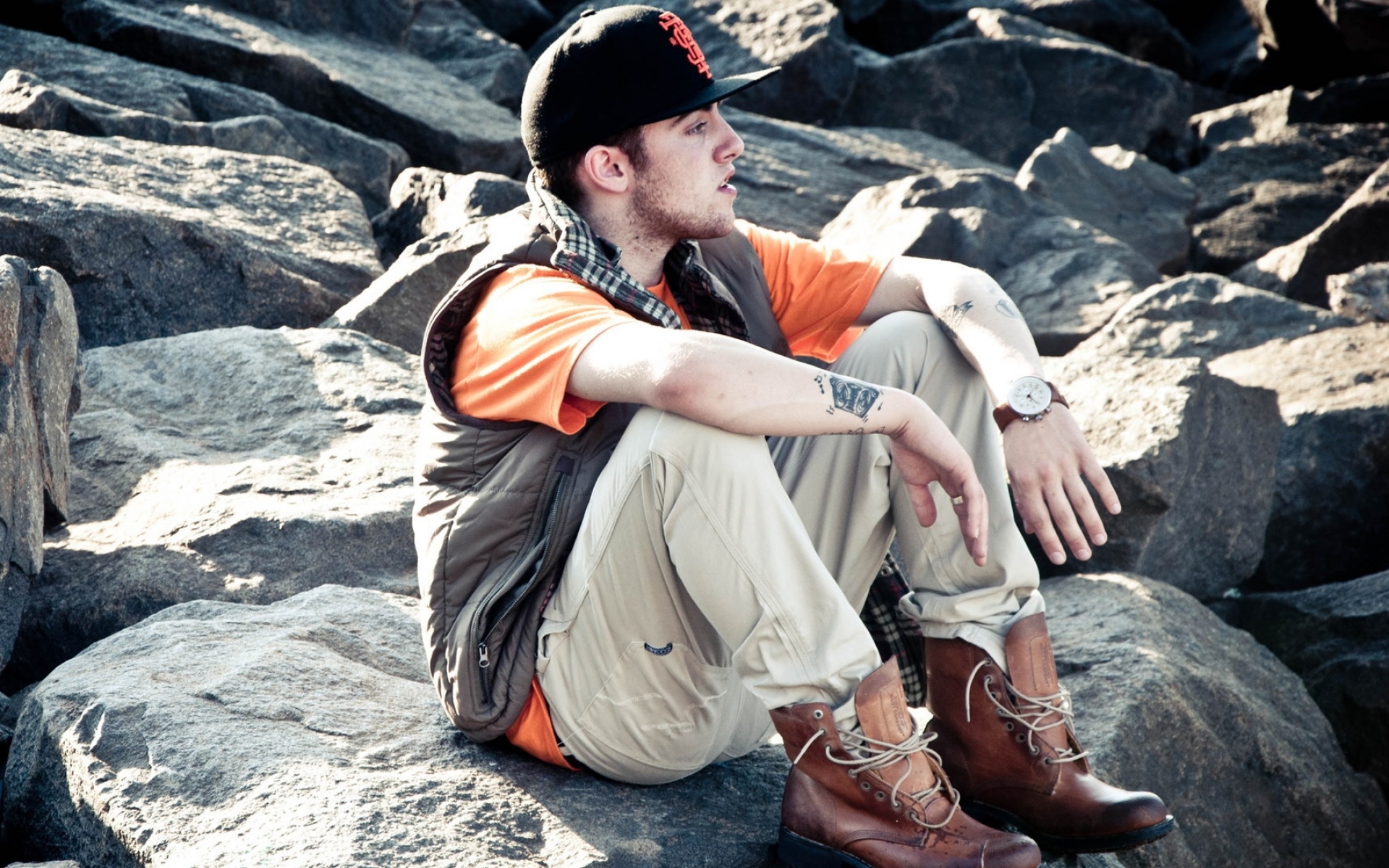 Картинки Mac miller, камни, обувь, кепка, солнце фото и обои на рабочий стол