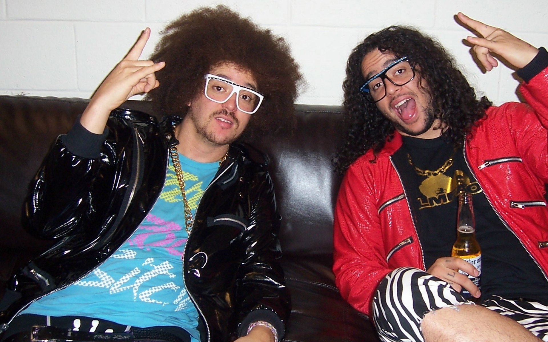 Картинки Lmfao, группа, участники, руки, пиво фото и обои на рабочий стол