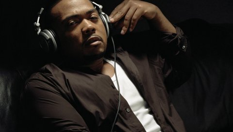 Timbaland, наушники, рубашка, диван, свет