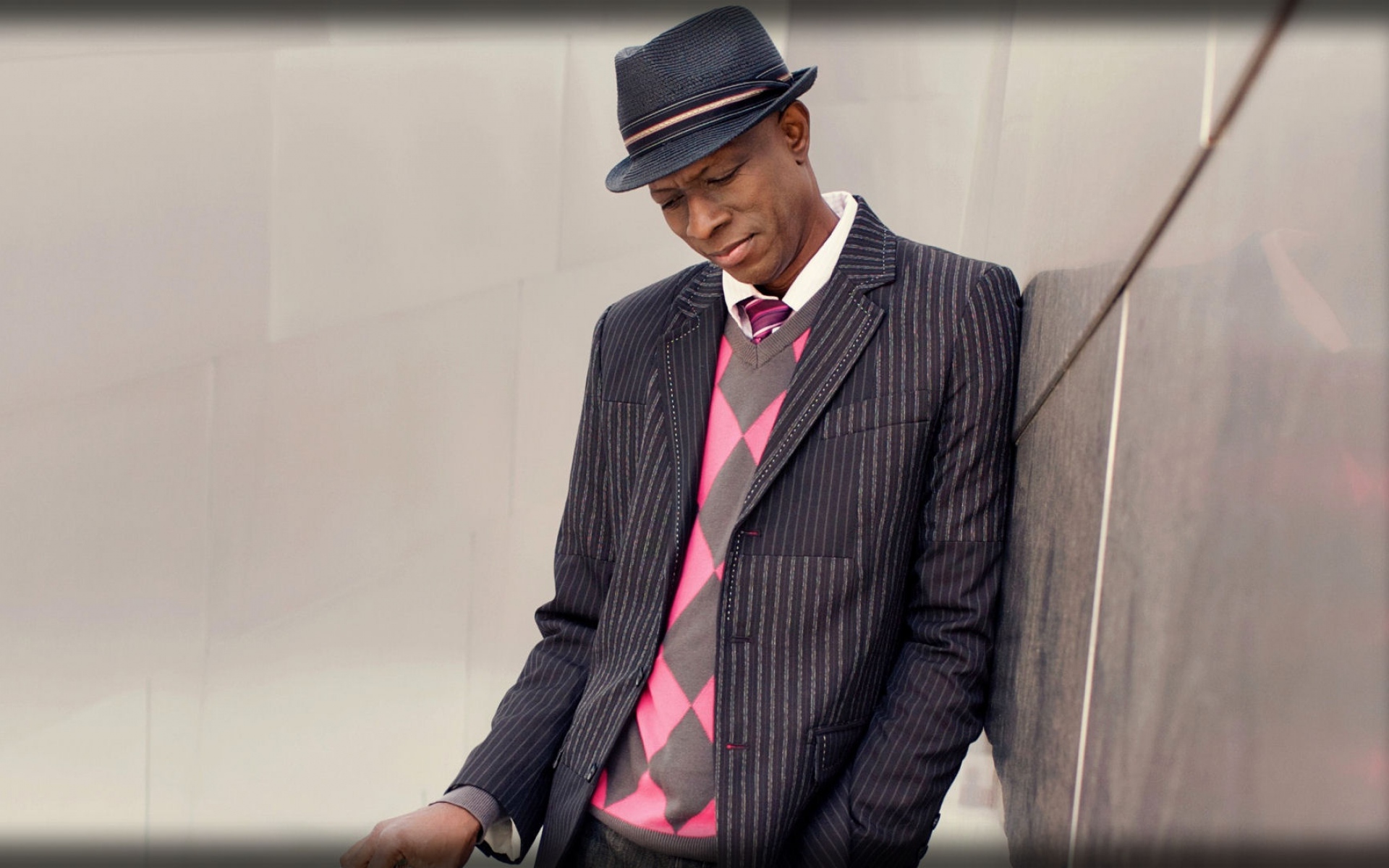Картинки Keb mo, костюм, шляпа, стена, взгляд фото и обои на рабочий стол