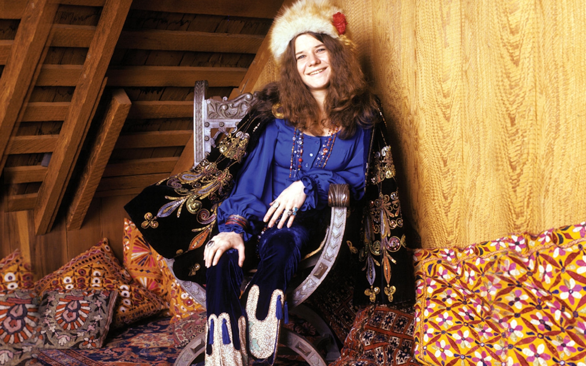 Картинки Janis joplin, девушка, одежда, улыбка, подушки фото и обои на рабочий стол