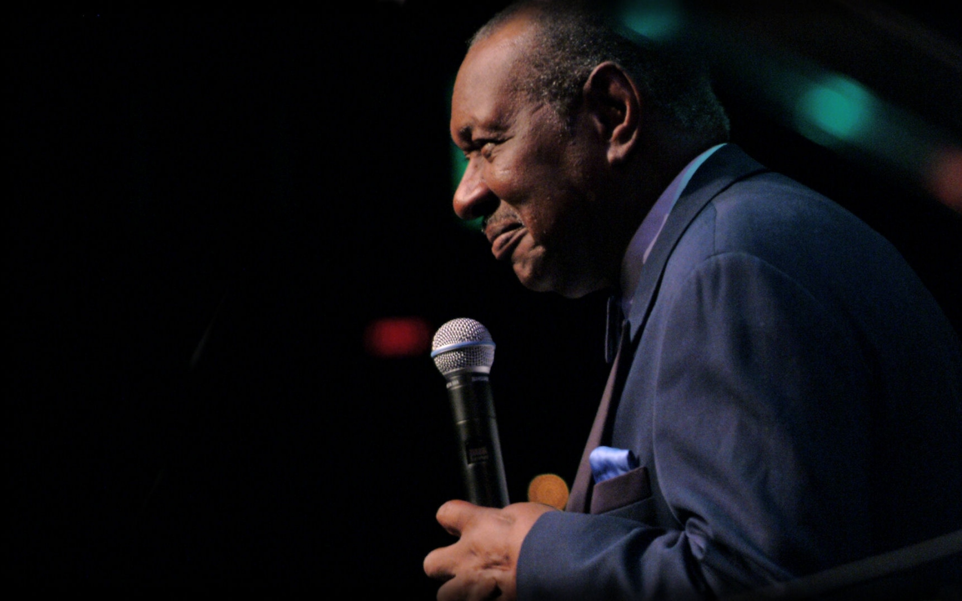 Картинки Freddy cole, микрофоны, костюм, внешний вид, свет фото и обои на рабочий стол