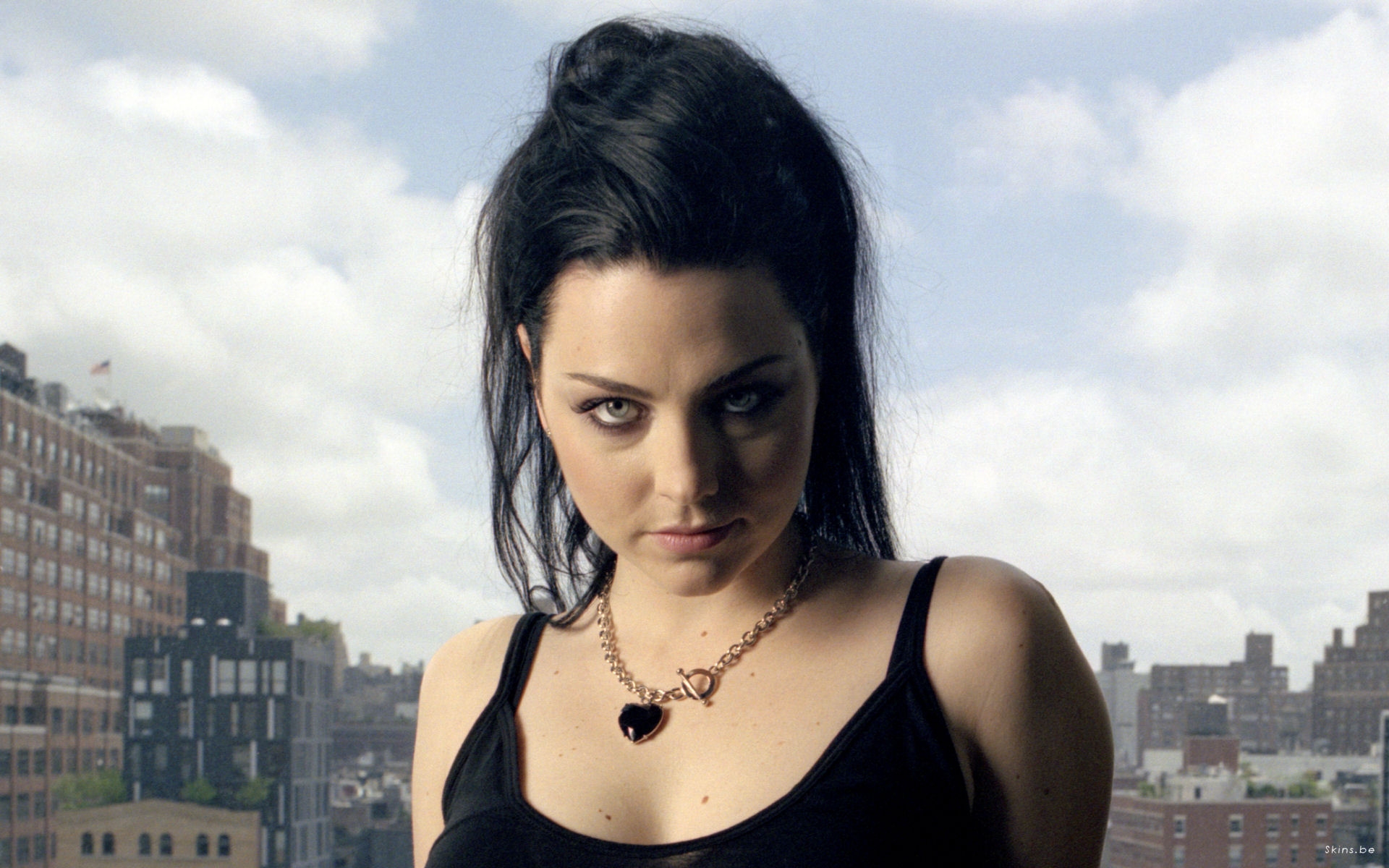 Картинки Evanescence, девушка, город, цепь, брюнетка фото и обои на рабочий стол