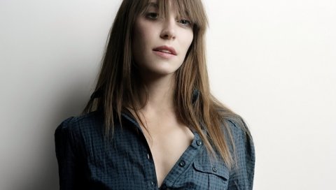 Feist, девушка, рубашка, стрижка, стена