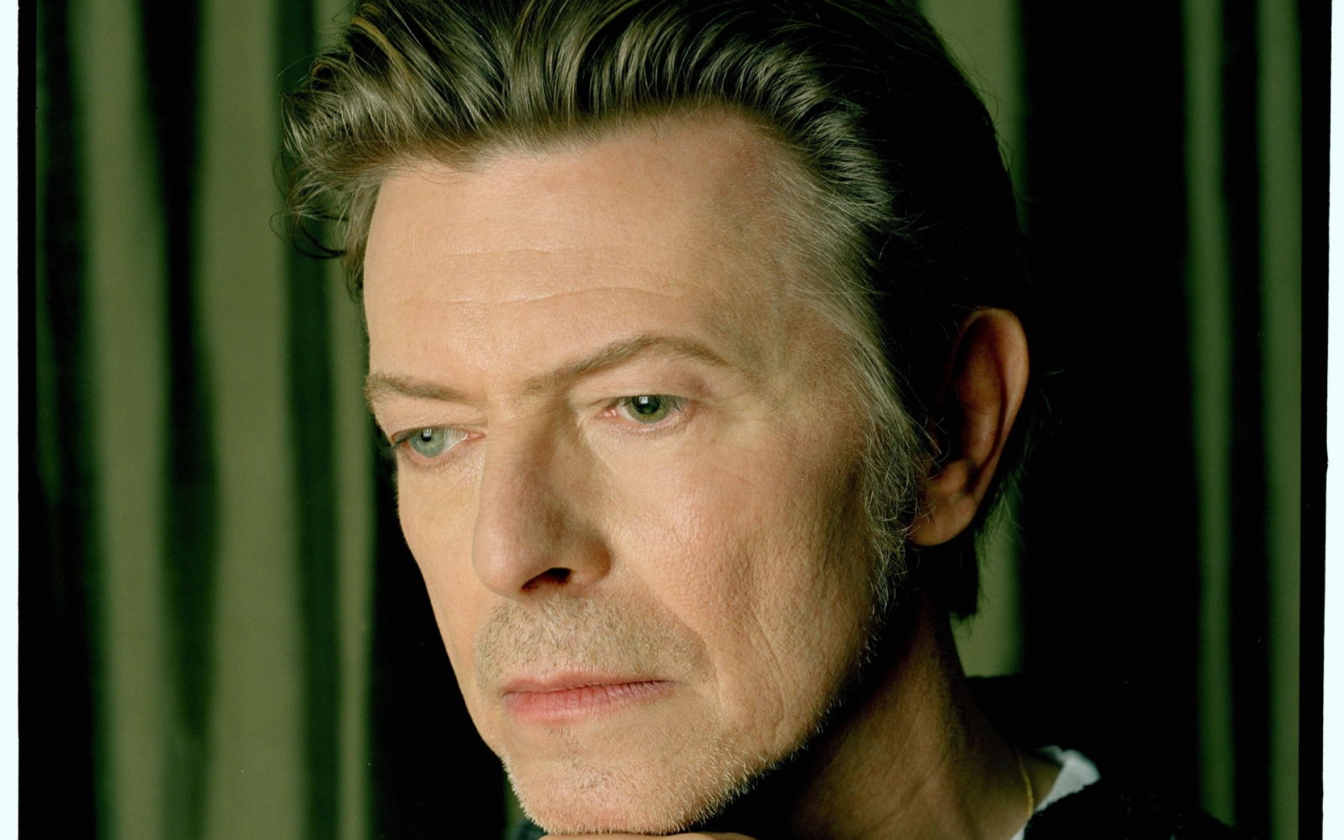 Картинки David bowie, лицо, кулак, свитер, взгляд фото и обои на рабочий стол
