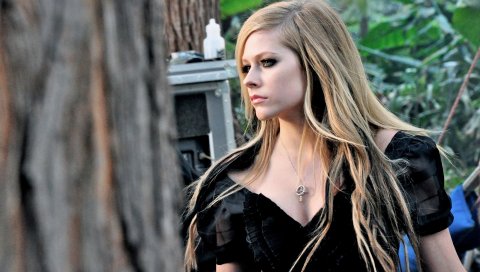 Avril lavigne, лес, девушка, платье, цепочка
