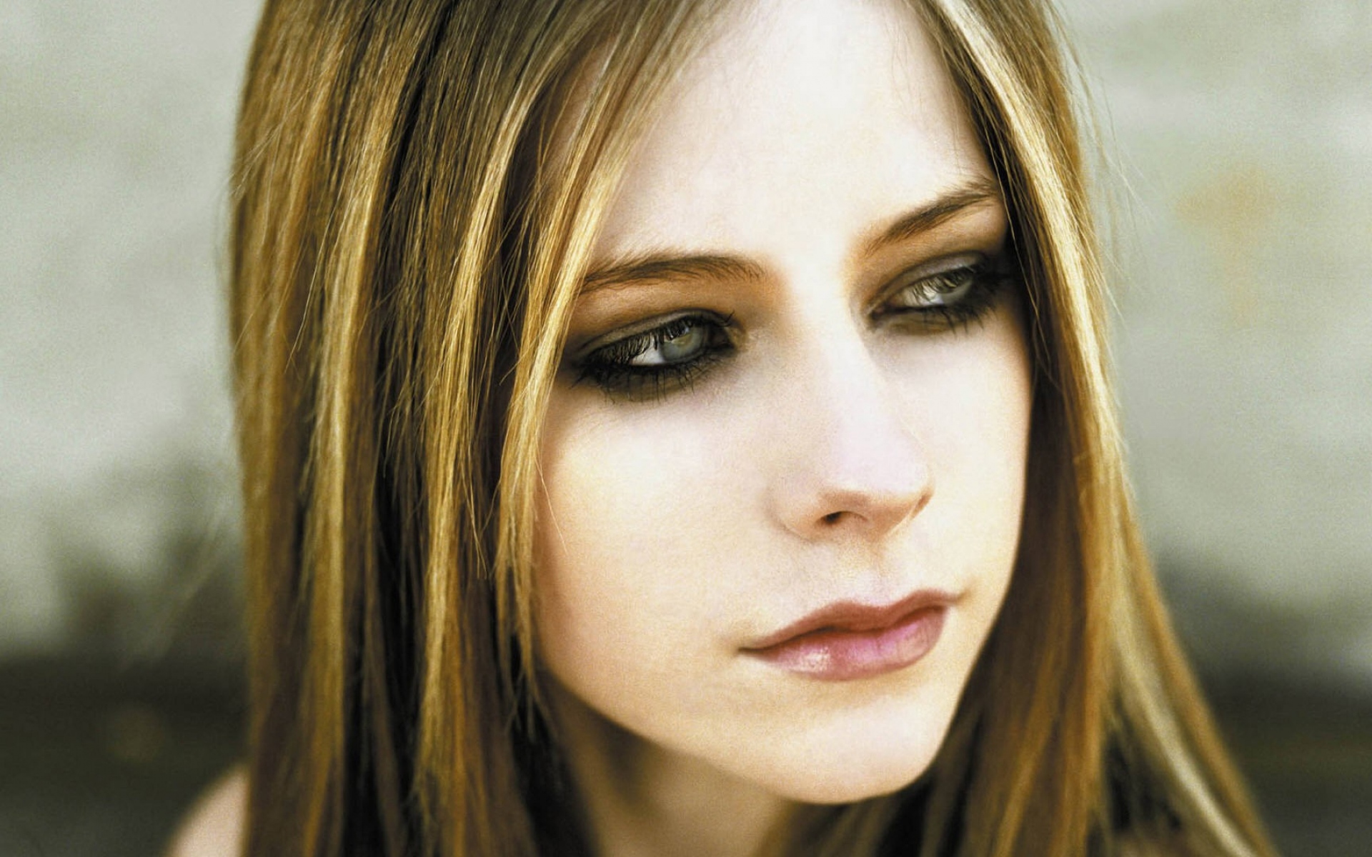 Картинки Avril lavigne, лицо, волосы, взгляд, макияж фото и обои на рабочий стол