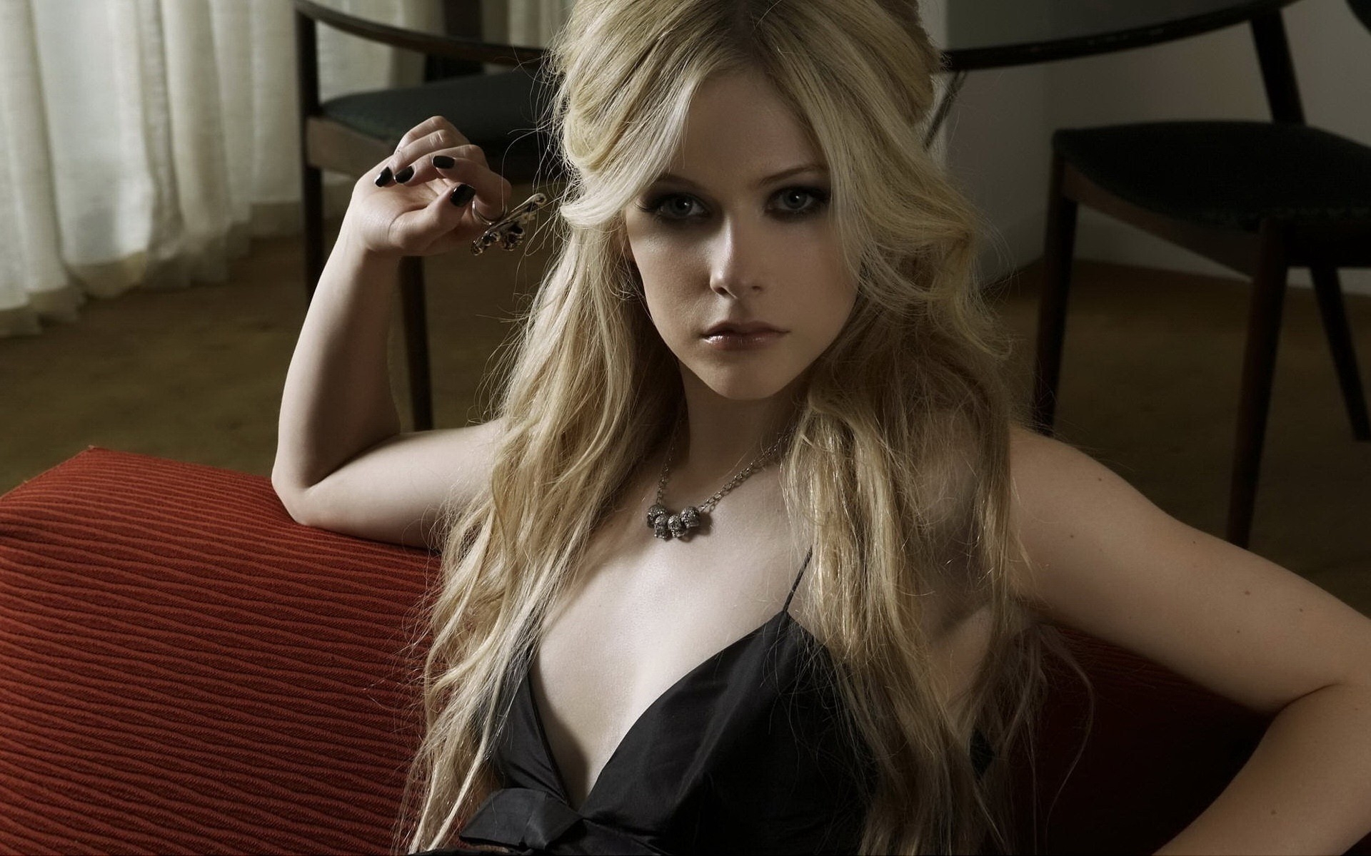 Картинки Avril lavigne, комната, диван, платье, цепочка фото и обои на рабочий стол