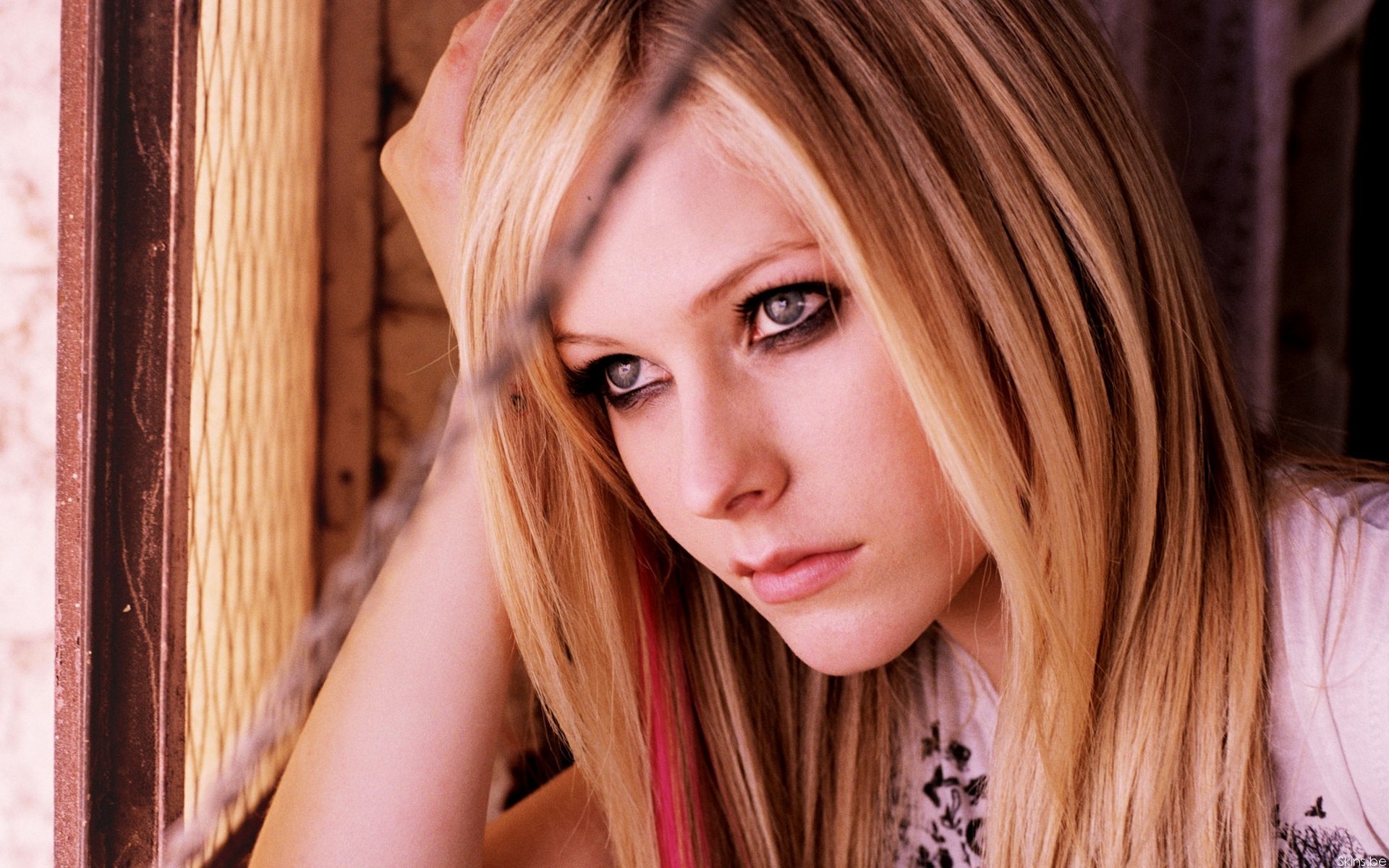 Картинки Avril lavigne, окно, взгляд, волосы, глаза фото и обои на рабочий стол