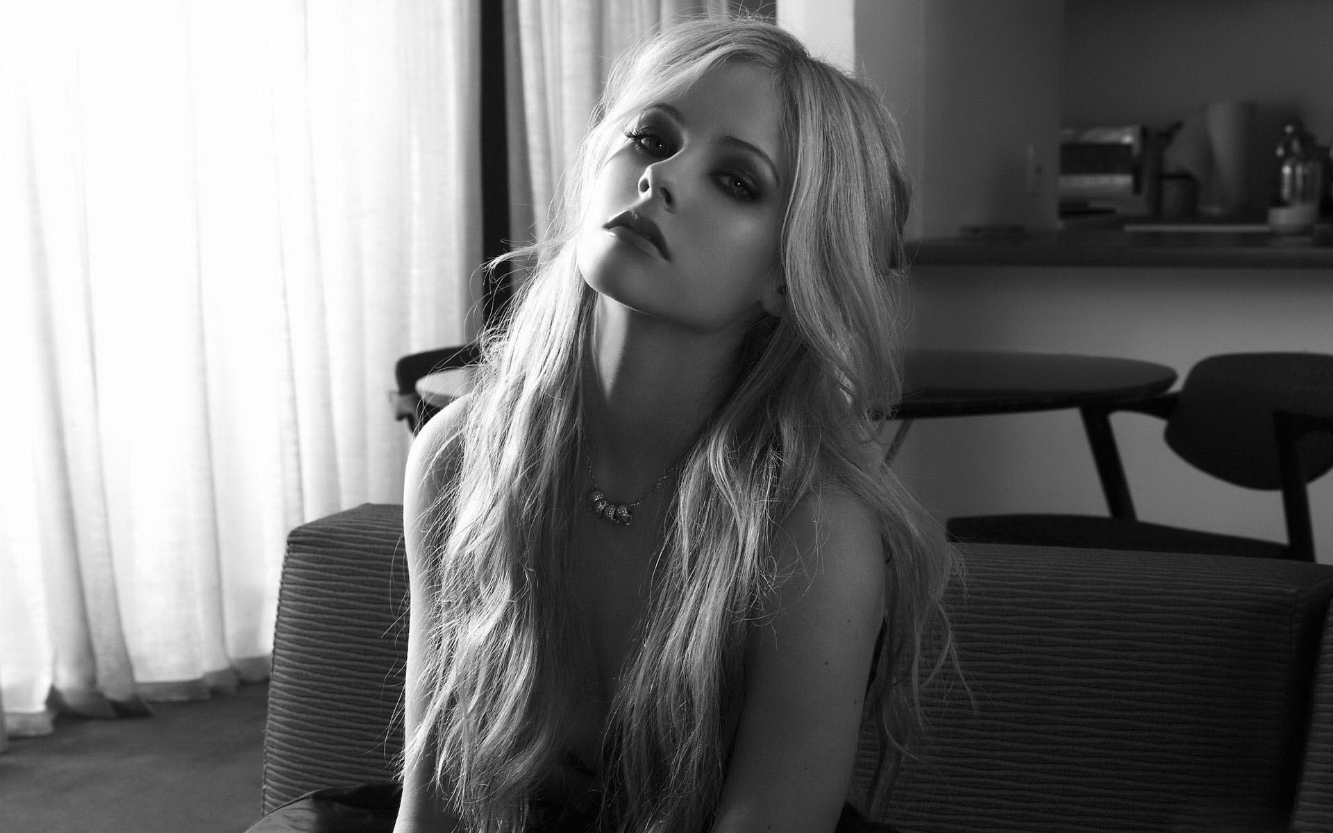 Картинки Avril lavigne, девушка, макияж, комната, диван фото и обои на рабочий стол