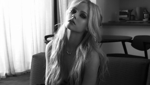 Avril lavigne, девушка, макияж, комната, диван