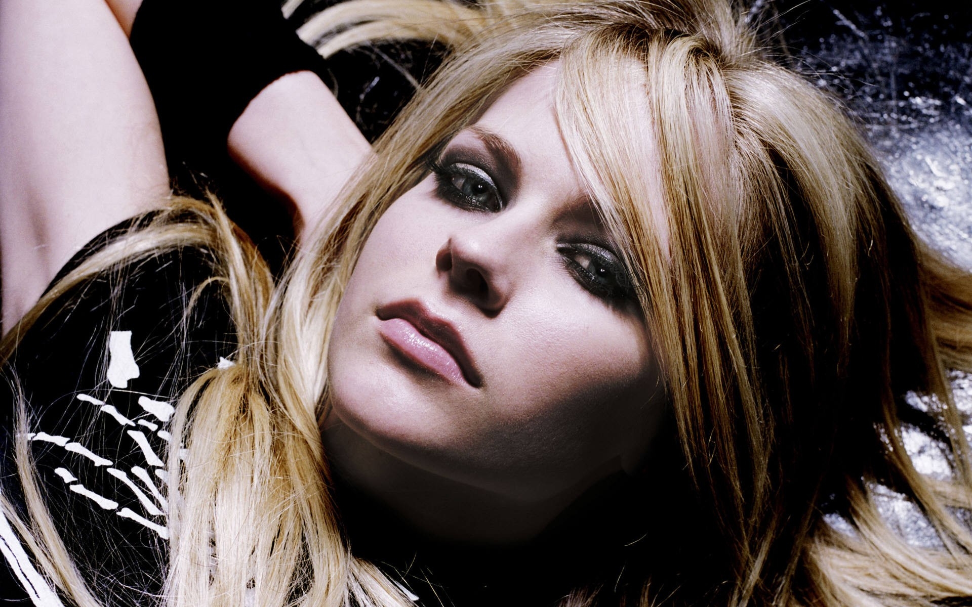 Картинки Avril lavigne, лицо, взгляд, пол, волосы фото и обои на рабочий стол