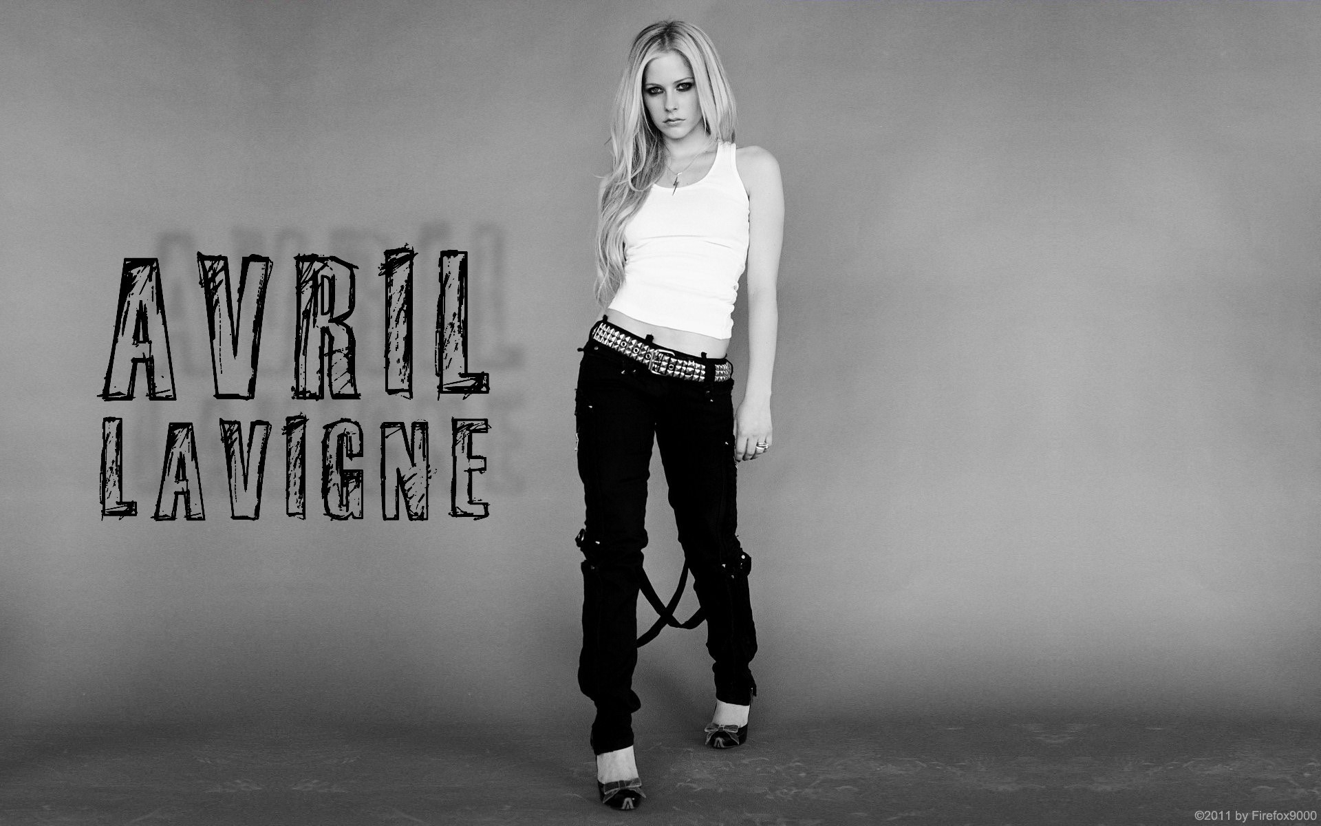 Картинки Avril lavigne, брюки, имя, одежда, взгляд фото и обои на рабочий стол