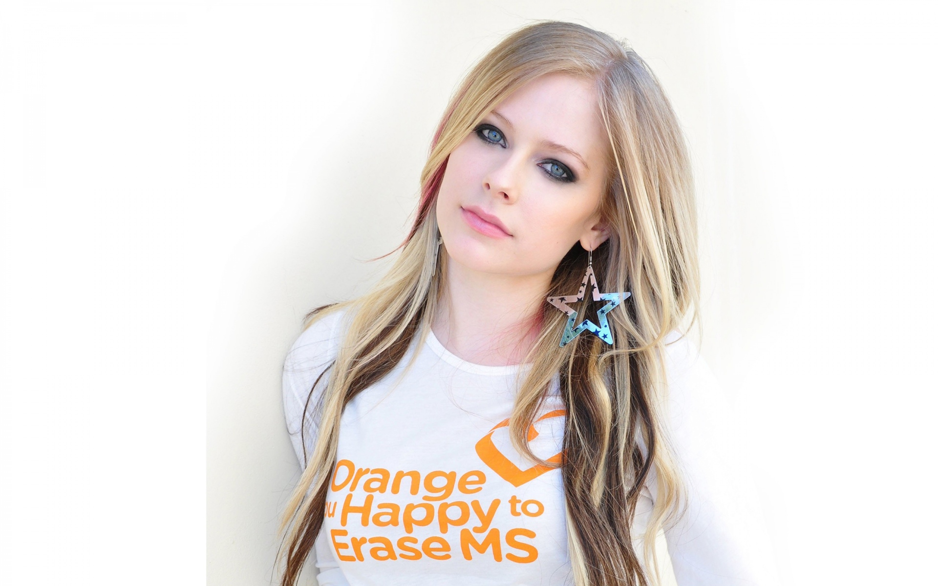 Картинки Avril lavigne, серьги, футболка, волосы, девушка фото и обои на рабочий стол