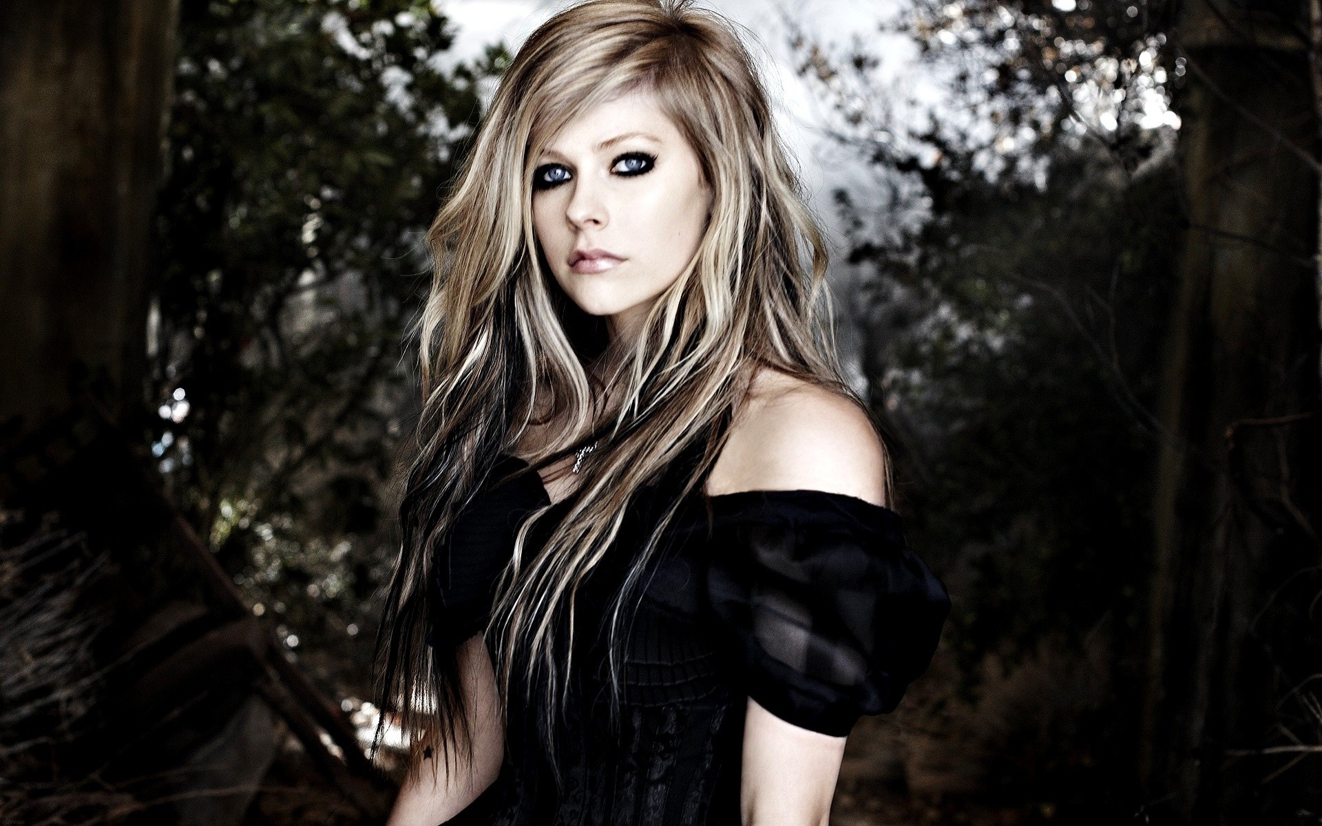 Картинки Avril lavigne, платье, лес, макияж, взгляд фото и обои на рабочий стол