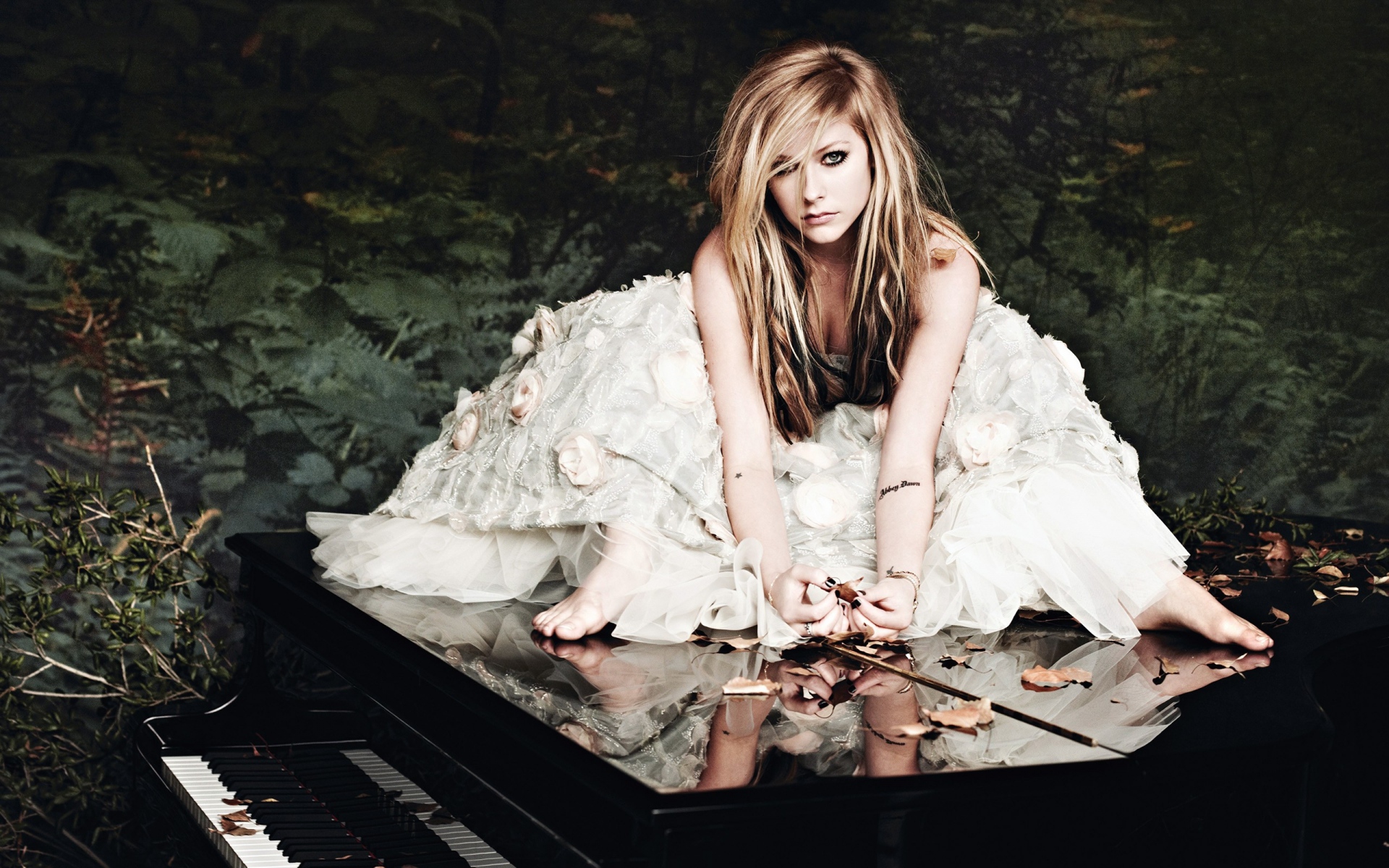 Картинки Avril lavigne, девушка, платье, лес, фортепиано фото и обои на рабочий стол