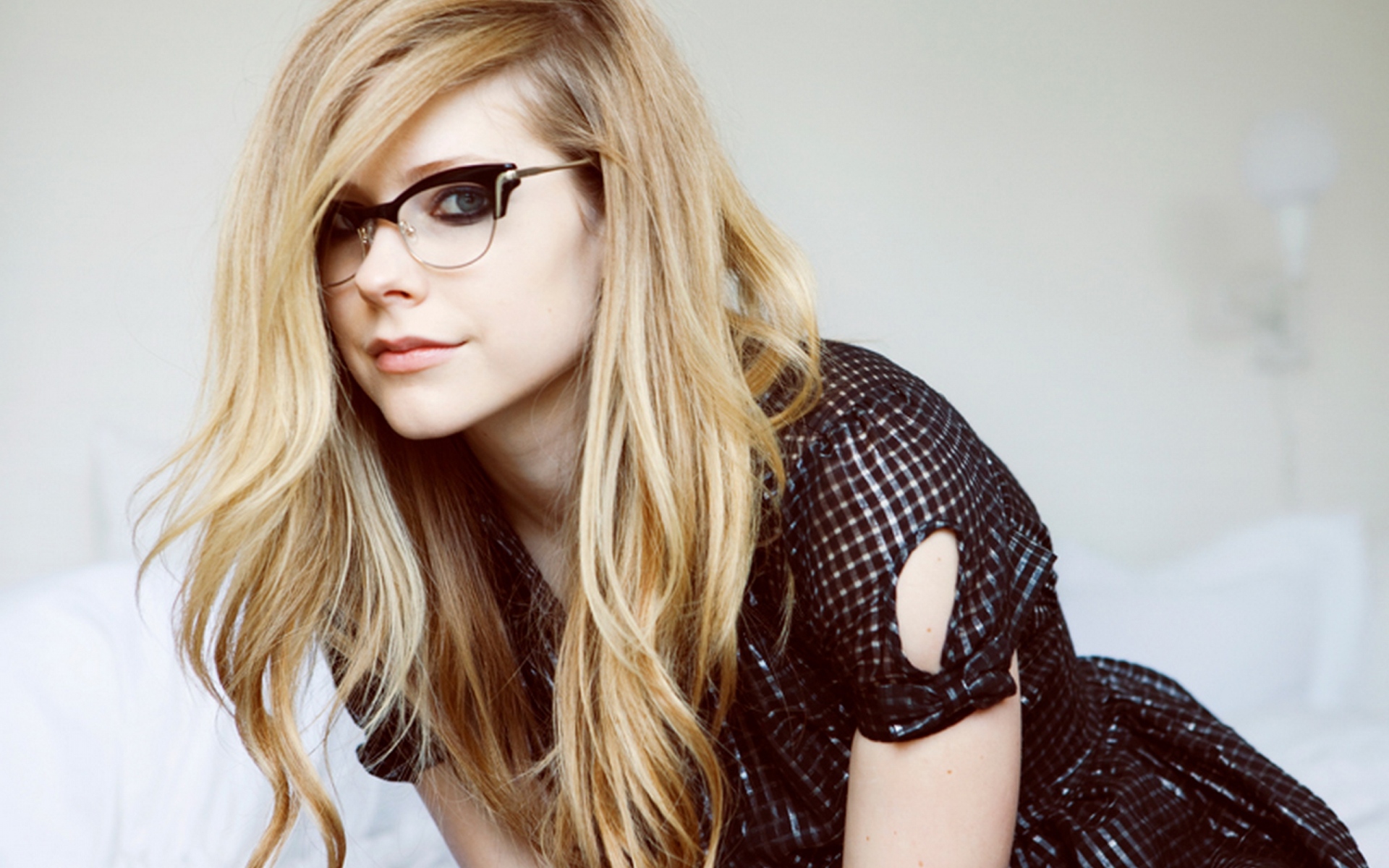 Картинки Avril lavigne, очки, платье, взгляд, волосы фото и обои на рабочий стол