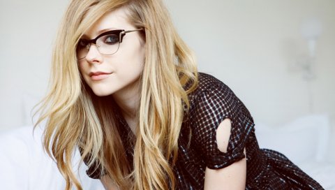 Avril lavigne, очки, платье, взгляд, волосы