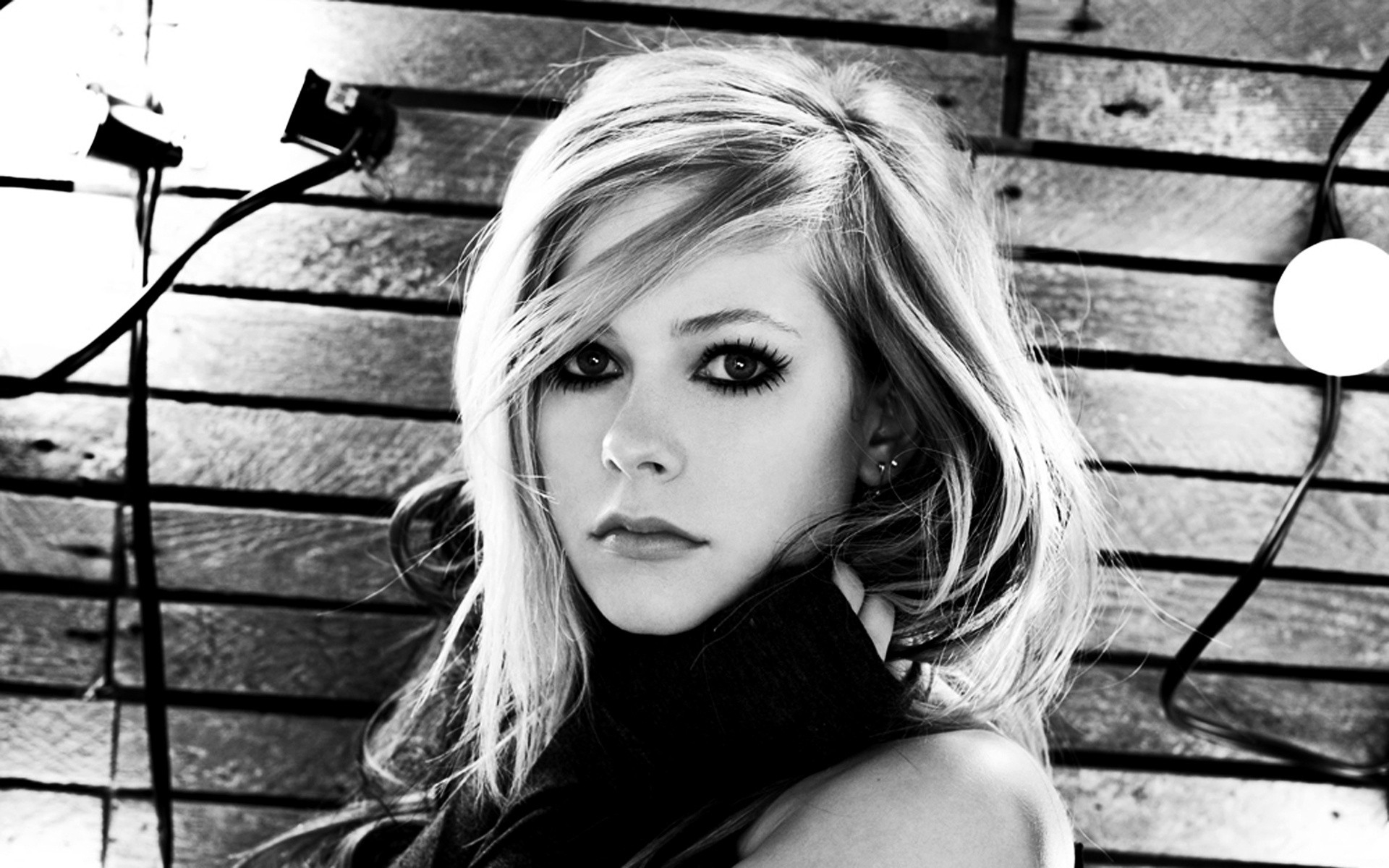 Картинки Avril lavigne, луковицы, макияж, стрижка, взгляд фото и обои на рабочий стол