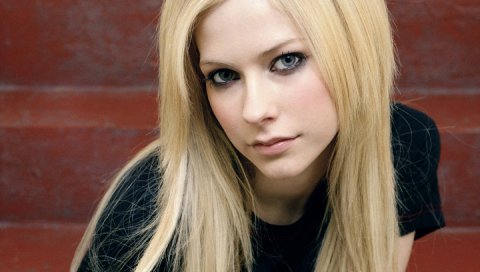 Avril lavigne, стена, футболка, волосы, глаза