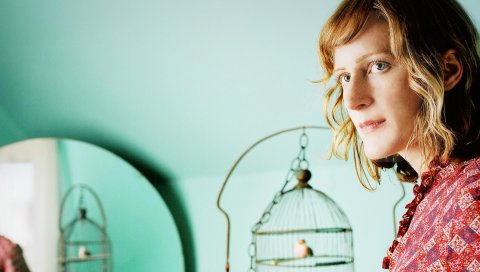 Laura gibson, красный, девушка, зеркало, комната