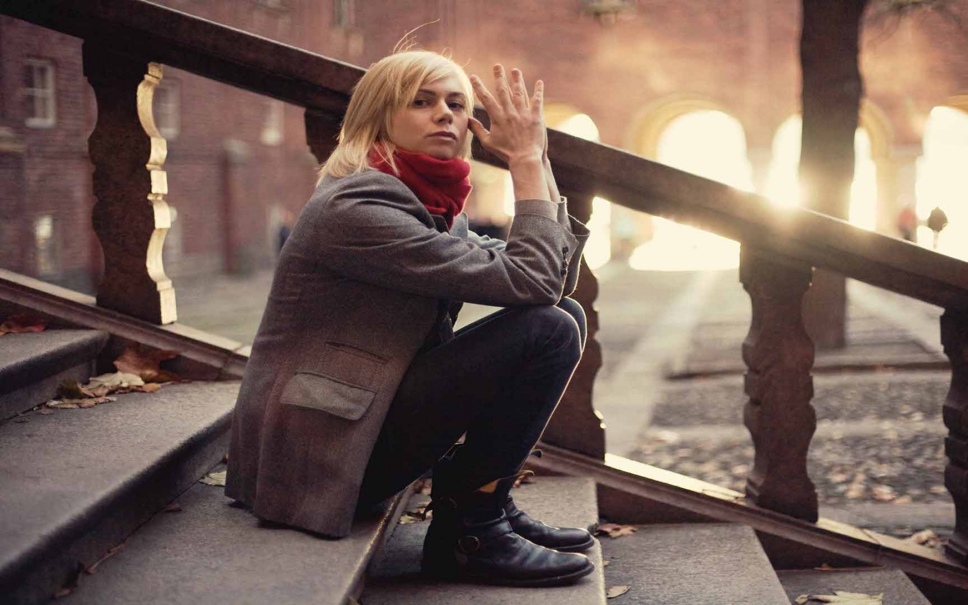 Картинки Anna terheim, девушка, лестницы, пальмы, дом фото и обои на рабочий стол