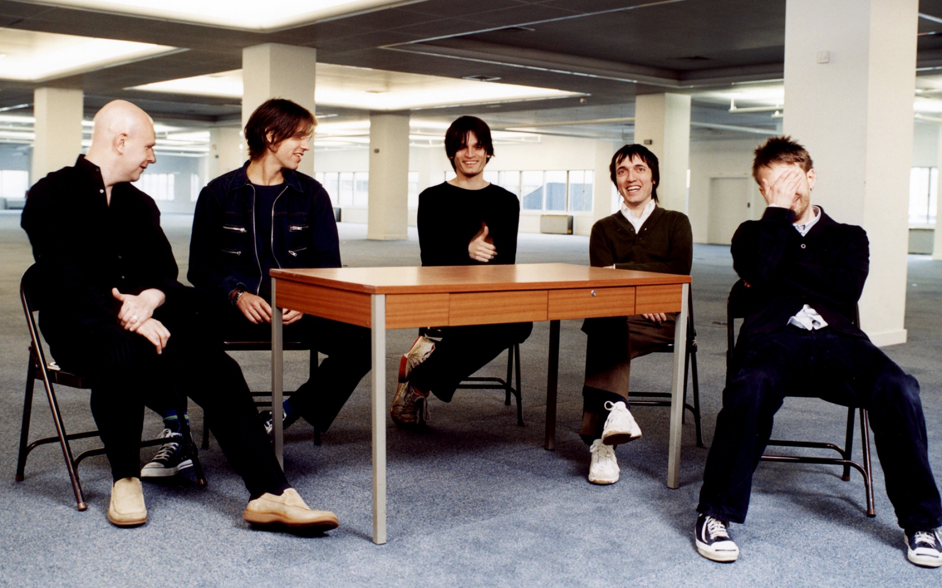 Картинки Radiohead, стол, участники, смех, улыбка фото и обои на рабочий стол