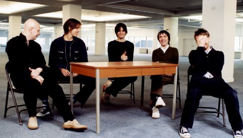 Radiohead, стол, участники, смех, улыбка