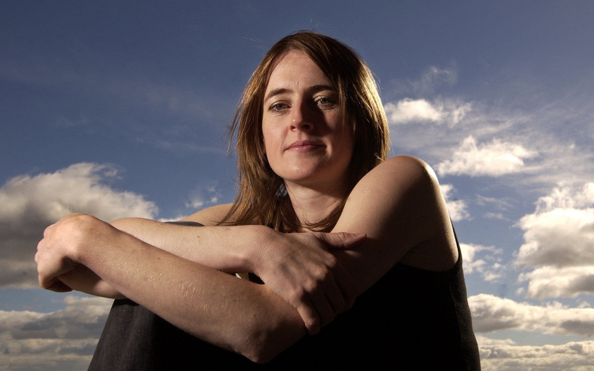 Картинки Karine polwart, девушка, небо, облака, взгляд фото и обои на рабочий стол