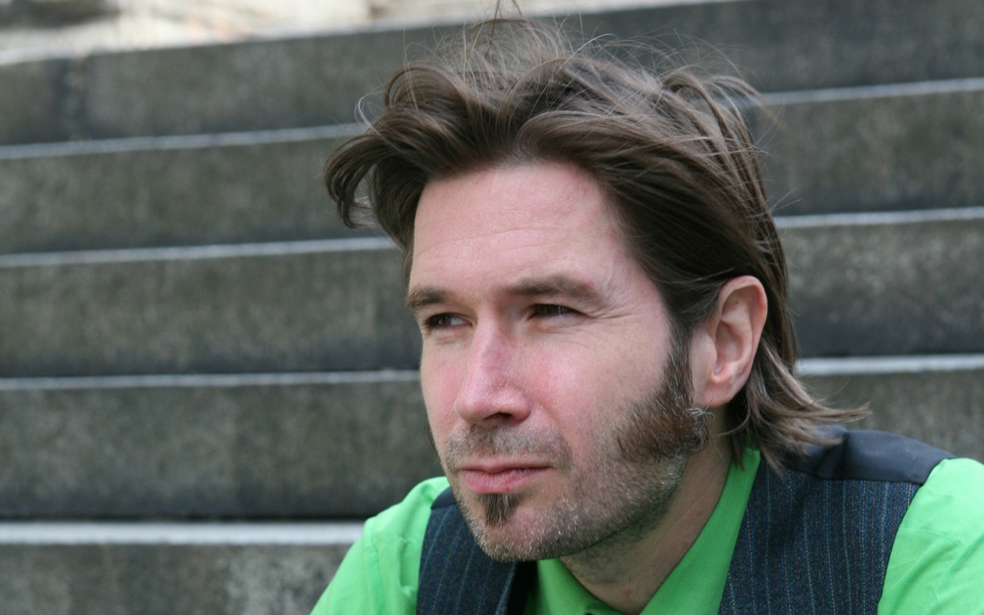 Картинки Justin currie, рубашка, жилет, щетина, лестница фото и обои на рабочий стол