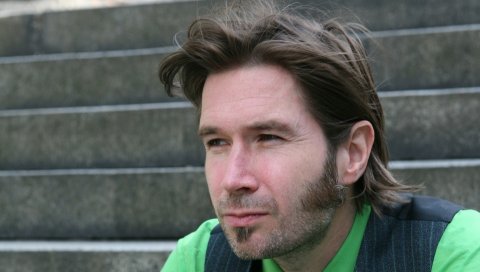 Justin currie, рубашка, жилет, щетина, лестница