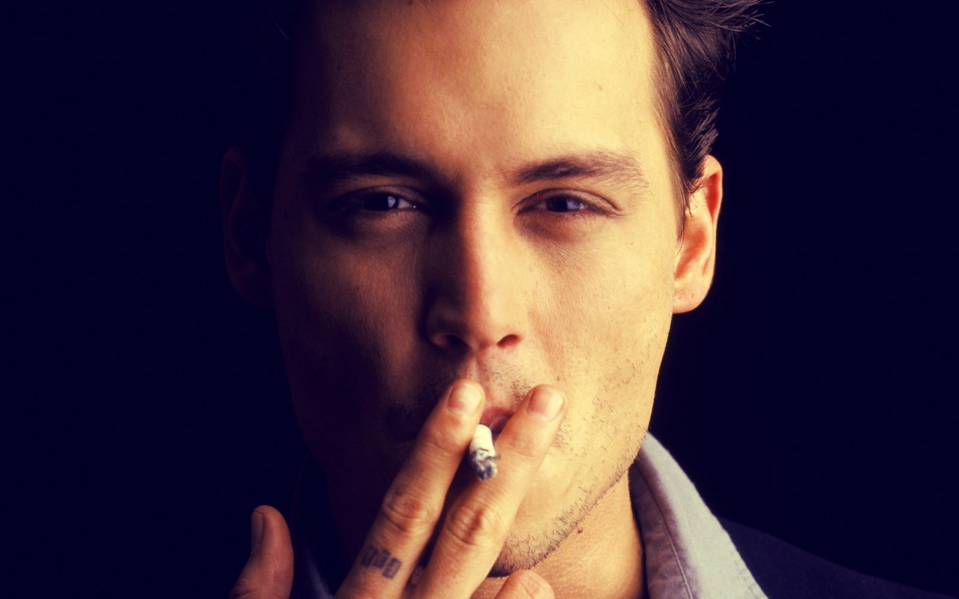 Картинки Johnny depp, актер, америка, американец, сигарета, глаза, лицо, кольцо, тату фото и обои на рабочий стол