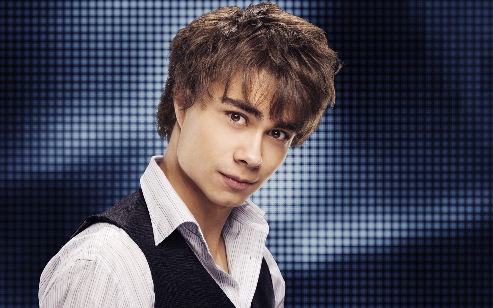 Картинки Alexander rybak, майка, рубашка, взгляд, фон фото и обои на рабочий стол